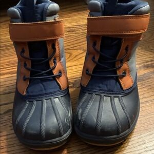 Children’s place Kids' Navy, gray, tan winter  duck type Boots. Size 2